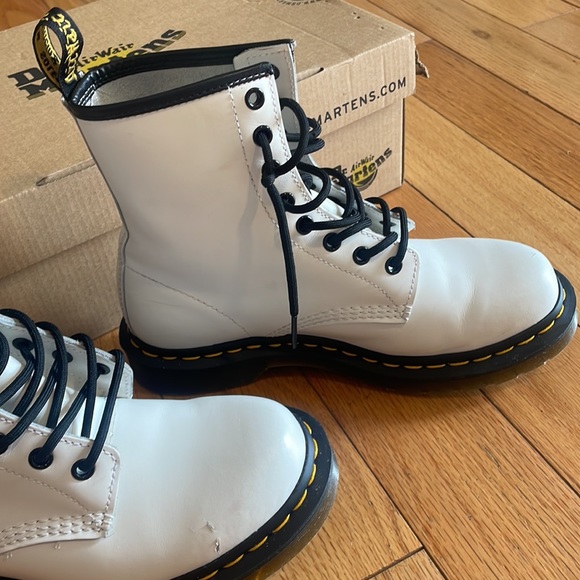 Dr. Martens AirWair w bouncing soles Size 7 WHITE - Picture 5 of 16